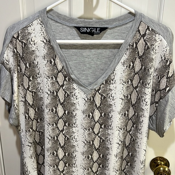 SINGLE Los Angeles‎ women’s snake print lightweight tunic. Size medium. - Picture 2 of 5